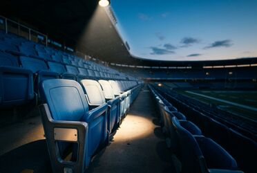 Bildschirm mit leeren Eingabefeldern im blauen Abendlicht, Sinnbild für eine kritische Tipp-Lücke in der K.-o.-Phase