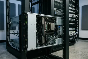 Rack-Server mit leistungsstarker Grafikkarte für den Betrieb eines lokalen KI-Modells im eigenen Serverraum