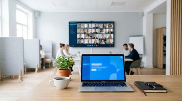 Moderner Arbeitsplatz mit Laptop und Webinar-Session – Auftakt der kostenfreien Webinarreihe agorum® Campus
