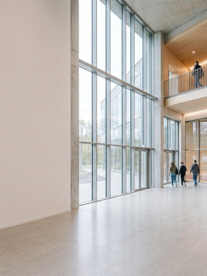 Helles Foyer einer modernen Sportanlage mit Blick in die Halle