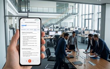 Smartphone zeigt die ausgewerteten Aufgaben und Entscheidungen aus einer Besprechung, dahinter ein Team an einem Konferenztisch