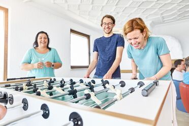 Tischkicker beim 20-Jahre-Jubiläum Mitarbeiter spielen Tischkicker während der Feier zum 20-jährigen Jubiläum der agorum Software GmbH.