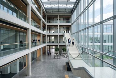 Helles Atrium eines modernen Unternehmensgebäudes als Sinnbild für Investitionssicherheit