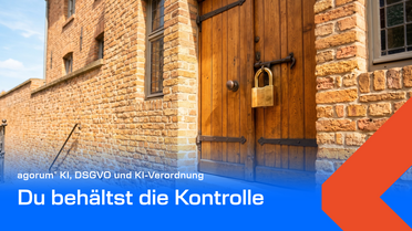 Verschlossene Eichentür in einer sonnigen Backsteinfassade mit großem Messing-Bügelschloss, darüber der Titel Du behältst die Kontrolle