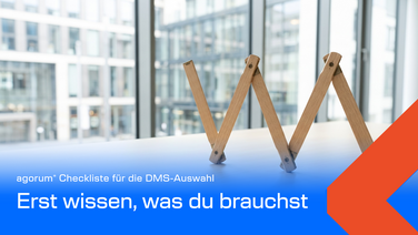 Aufgeklappter Gliedermaßstab auf einem hellen Tisch als Bild für die Anforderungsliste vor der DMS-Auswahl