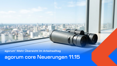 Fernglas auf einer hellen Fensterbank vor der Stadt, Teaserbild zu den agorum core Neuerungen 11.15