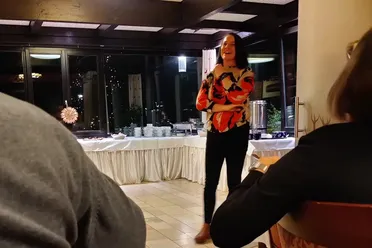 Anne Klein bei Weihnachtsfeier Anne Klein hält Rede auf Weihnachtsfeier vor Buffet. Vertriebsstrategie und Geschäftsprozesse im Open Source DMS optimieren.