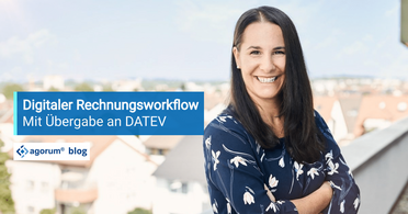 Eine Frau steht auf einem Balkon mit Blick auf eine Stadtlandschaft, neben ihr steht ein Text über den digitalen Rechnungsworkflow mit Übergabe an DATEV.