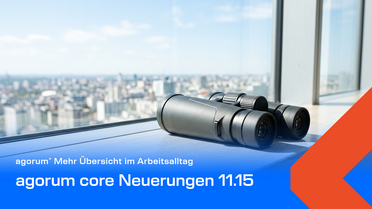 Fernglas auf einer hellen Fensterbank vor der Stadt, Teaserbild zu den agorum core Neuerungen 11.15