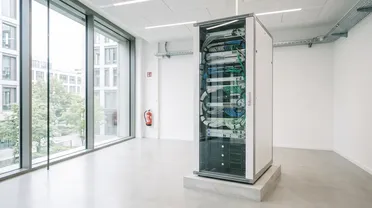 Heller Technikraum mit einem Server-Schrank für ein lokales Sprachmodell in der eigenen Infrastruktur