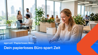 Mitarbeiterin arbeitet papierlos am Laptop im hellen Büro – papierloses Büro mit agorum core pro