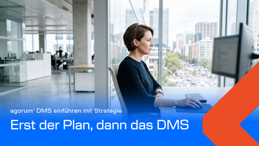 Mitarbeiterin arbeitet konzentriert an einem hellen Arbeitsplatz nach der Einführung eines DMS