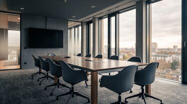 Leerer Besprechungsraum nach einem Meeting, in dem Ergebnisse sonst verloren gehen