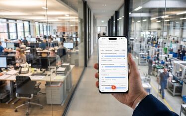 Smartphone zeigt die Liste aller Aufnahmen, die auf dem iPhone liegen, im Hintergrund Büro und Fertigung