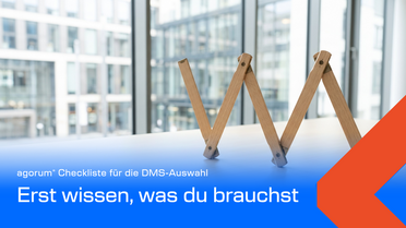Aufgeklappter Gliedermaßstab auf einem hellen Tisch als Bild für die Anforderungsliste vor der DMS-Auswahl