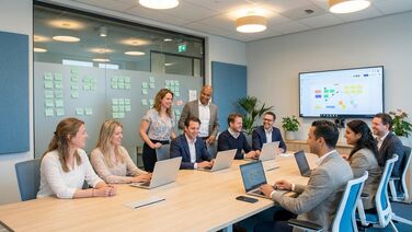Teilnehmer eines agorum core Workshops arbeiten kollaborativ am Konferenztisch