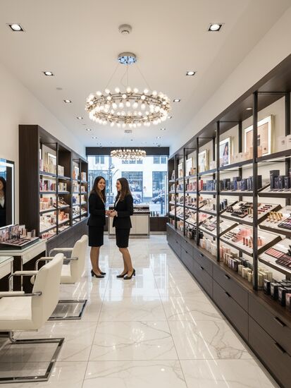 Moderner Kosmetik- und Parfümeriehandel mit eleganten Produktdisplays