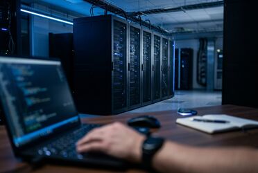 Serverraum in blauem Licht als Sinnbild fuer Datensouveraenitaet und volle Kontrolle in der eigenen Infrastruktur