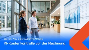Zwei Führungspersonen betrachten in einer hellen Bürohalle ein Kostendiagramm auf einer großen Wandanzeige