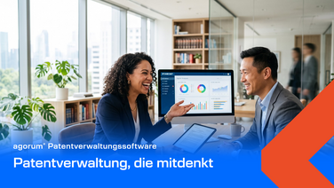 Zwei IP-Fachleute besprechen digitale Schutzrechtsakten am Bildschirm – Patentverwaltungssoftware mit agorum core und PatOrg