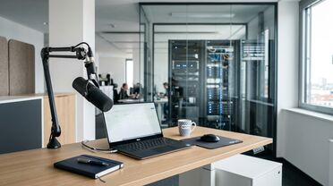 Moderner Arbeitsplatz mit Mikrofon und Laptop – DSGVO-konforme Spracherkennung mit Whisper in ALBERT | AI