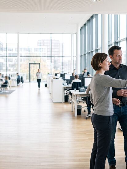 Zwei Personen arbeiten an einem Wandbildschirm mit einer Dokumentenstruktur