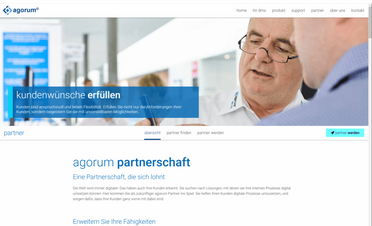 agorum Software GmbH 20 Jahre Jubiläum Zwei Personen feiern das 20-jährige Jubiläum der agorum Software GmbH mit Sekt und Kuchen.