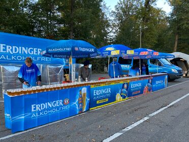 Erdinger Stand beim Firmenlauf Stuttgart 2021 Erdinger Stand mit alkoholfreien Getränken beim Firmenlauf Stuttgart 2021, Mitarbeiter bedienen die Teilnehmer.