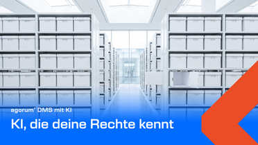Helle Archivhalle mit weißen Regalen und Boxen, ein Fach offen, darüber der Titel KI, die deine Rechte kennt
